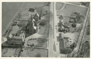 F09 Kranenburg luchtfoto klooster kerk pastorie ca 1971 (1)